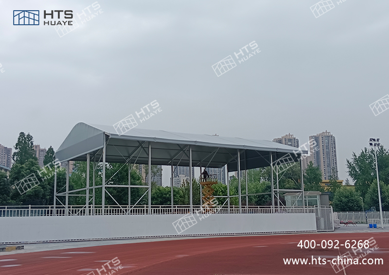 某科技大学又新建一座350平方米的网球馆篷房，边高可达9.6米