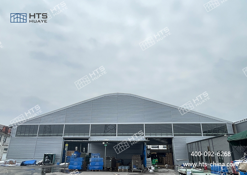 这是一家专一于大跨度抗台风仓储篷房出产的专业工厂
